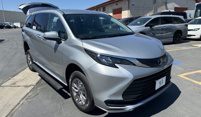 2024 Toyota Sienna LE | VMI Manual Rear Entry ADA Wheelchair Conversion full