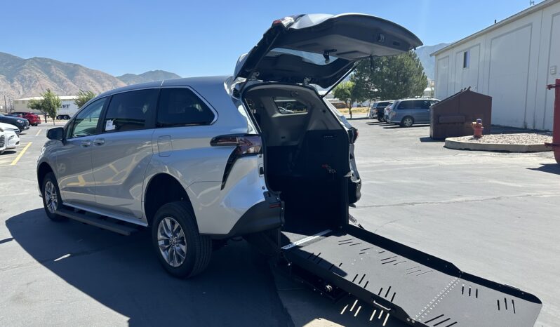 2024 Toyota Sienna LE | VMI Manual Rear Entry ADA Wheelchair Conversion full