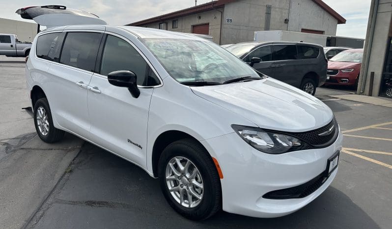 2025 Chrysler Voyager LX  | NEW BraunAbility Manual Rear Entry Wheelchair Conversion full