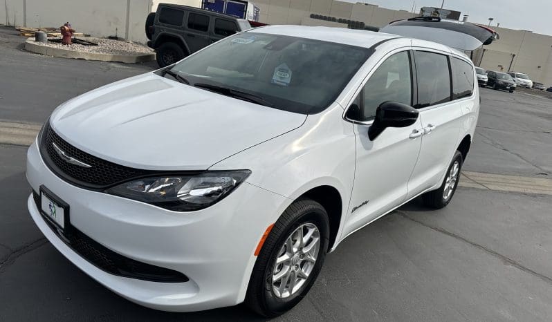 2025 Chrysler Voyager LX  | NEW BraunAbility Manual Rear Entry Wheelchair Conversion full