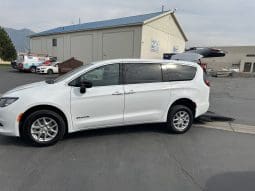 2025 Chrysler Voyager LX  | NEW BraunAbility Manual Rear Entry Wheelchair Conversion full