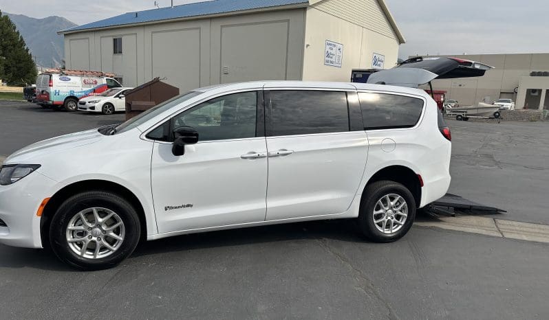 2025 Chrysler Voyager LX  | NEW BraunAbility Manual Rear Entry Wheelchair Conversion full
