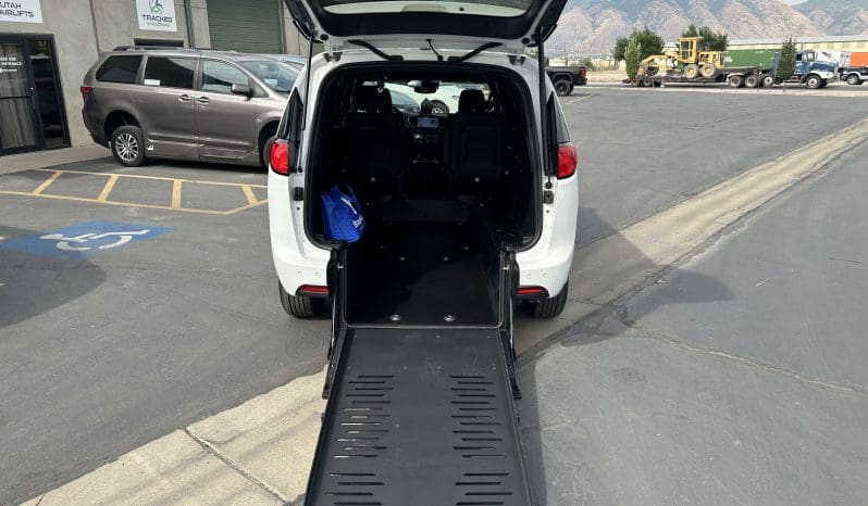2025 Chrysler Voyager LX  | NEW BraunAbility Manual Rear Entry Wheelchair Conversion full