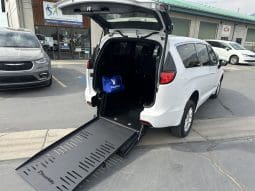 2025 Chrysler Voyager LX  | NEW BraunAbility Manual Rear Entry Wheelchair Conversion full