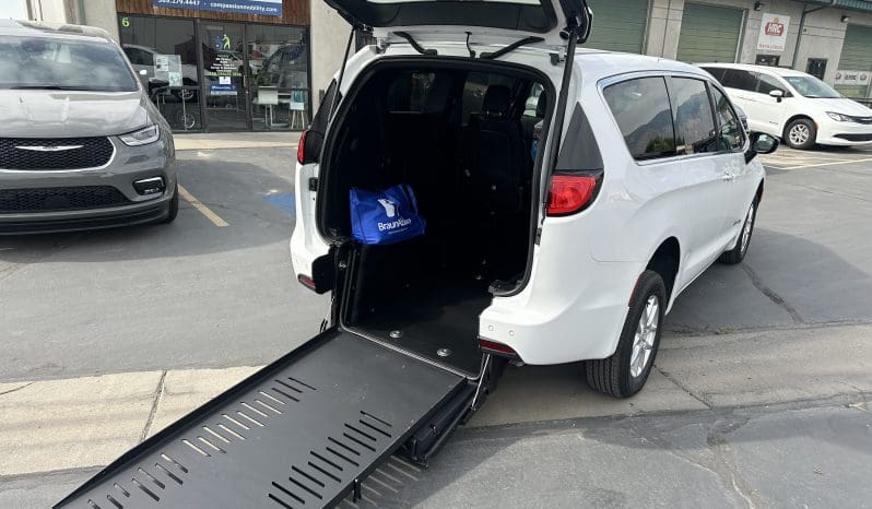 2025 Chrysler Voyager LX  | NEW BraunAbility Manual Rear Entry Wheelchair Conversion full