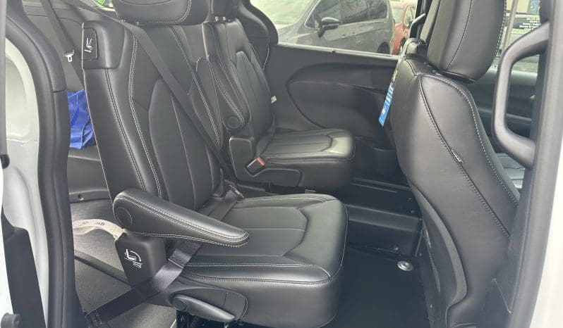 2025 Chrysler Voyager LX  | NEW BraunAbility Manual Rear Entry Wheelchair Conversion full