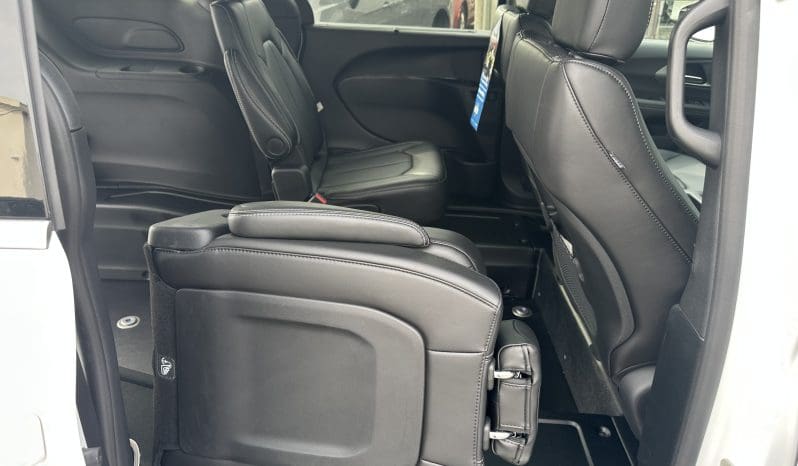 2025 Chrysler Voyager LX  | NEW BraunAbility Manual Rear Entry Wheelchair Conversion full
