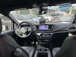 2025 Chrysler Voyager LX  | NEW BraunAbility Manual Rear Entry Wheelchair Conversion full