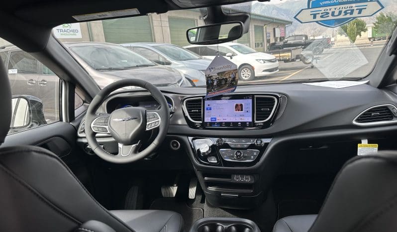 2025 Chrysler Voyager LX  | NEW BraunAbility Manual Rear Entry Wheelchair Conversion full