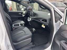 2025 Chrysler Voyager LX  | NEW BraunAbility Manual Rear Entry Wheelchair Conversion full