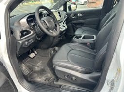 2025 Chrysler Voyager LX  | NEW BraunAbility Manual Rear Entry Wheelchair Conversion full