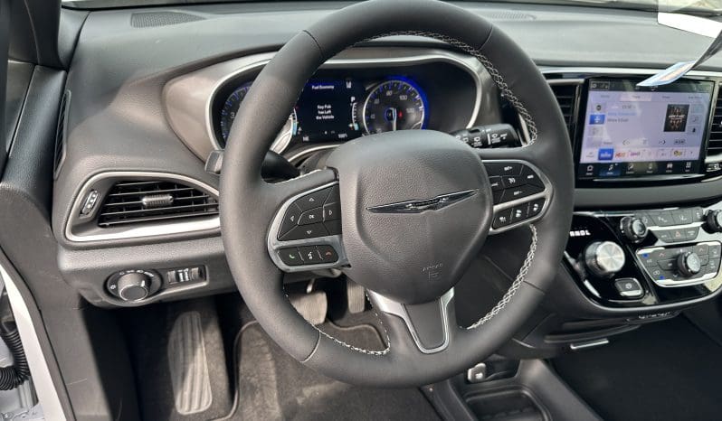 2025 Chrysler Voyager LX  | NEW BraunAbility Manual Rear Entry Wheelchair Conversion full