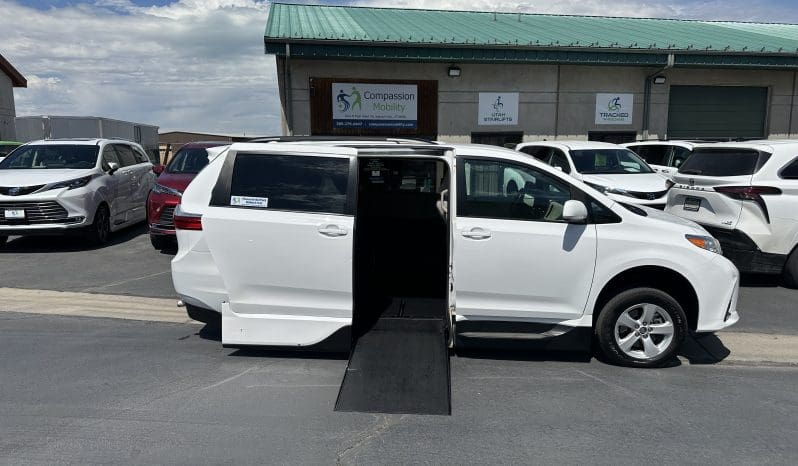 2019 Toyota Sienna LE |  VMI Northstar Infloor Wheelchair Conversion full