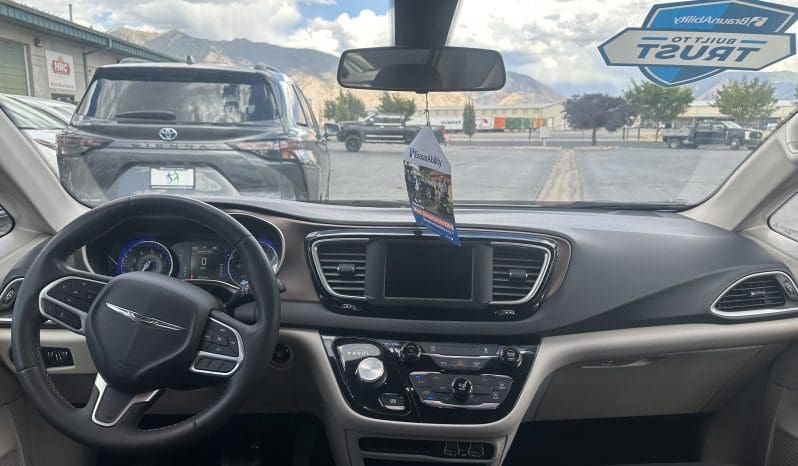 2022 Chrysler Voyager LX  | NEW BraunAbility Companion Van Manual Side Entry Wheelchair Conversion full