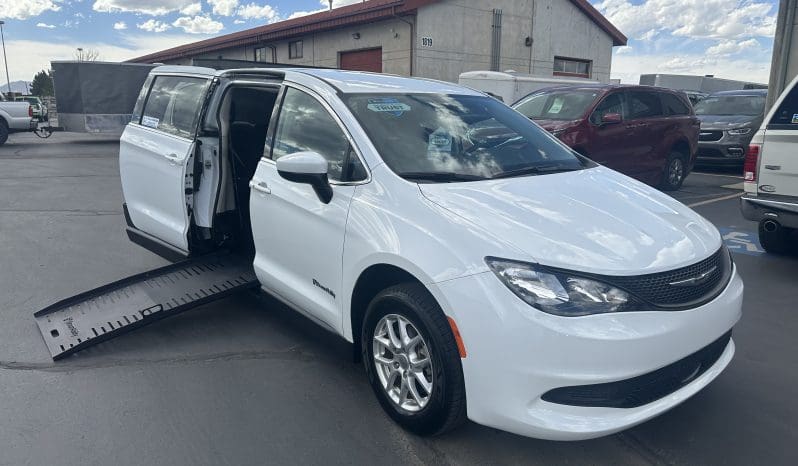 2022 Chrysler Voyager LX  | NEW BraunAbility Companion Van Manual Side Entry Wheelchair Conversion full