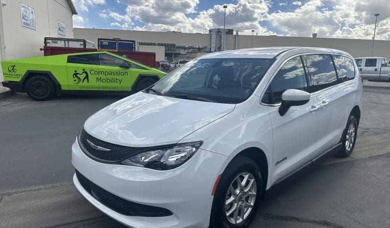 2022 Chrysler Voyager LX  | NEW BraunAbility Companion Van Manual Side Entry Wheelchair Conversion full