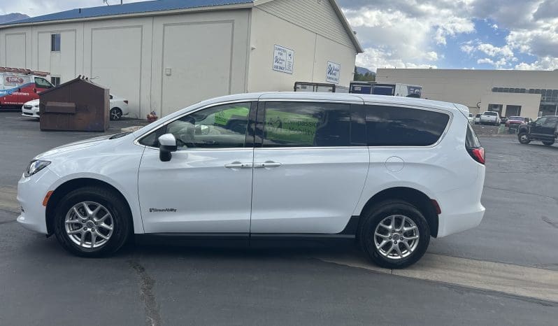 2022 Chrysler Voyager LX  | NEW BraunAbility Companion Van Manual Side Entry Wheelchair Conversion full