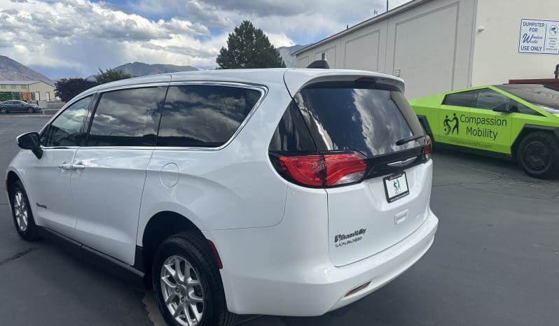 2022 Chrysler Voyager LX  | NEW BraunAbility Companion Van Manual Side Entry Wheelchair Conversion full