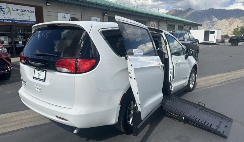 2022 Chrysler Voyager LX  | NEW BraunAbility Companion Van Manual Side Entry Wheelchair Conversion full